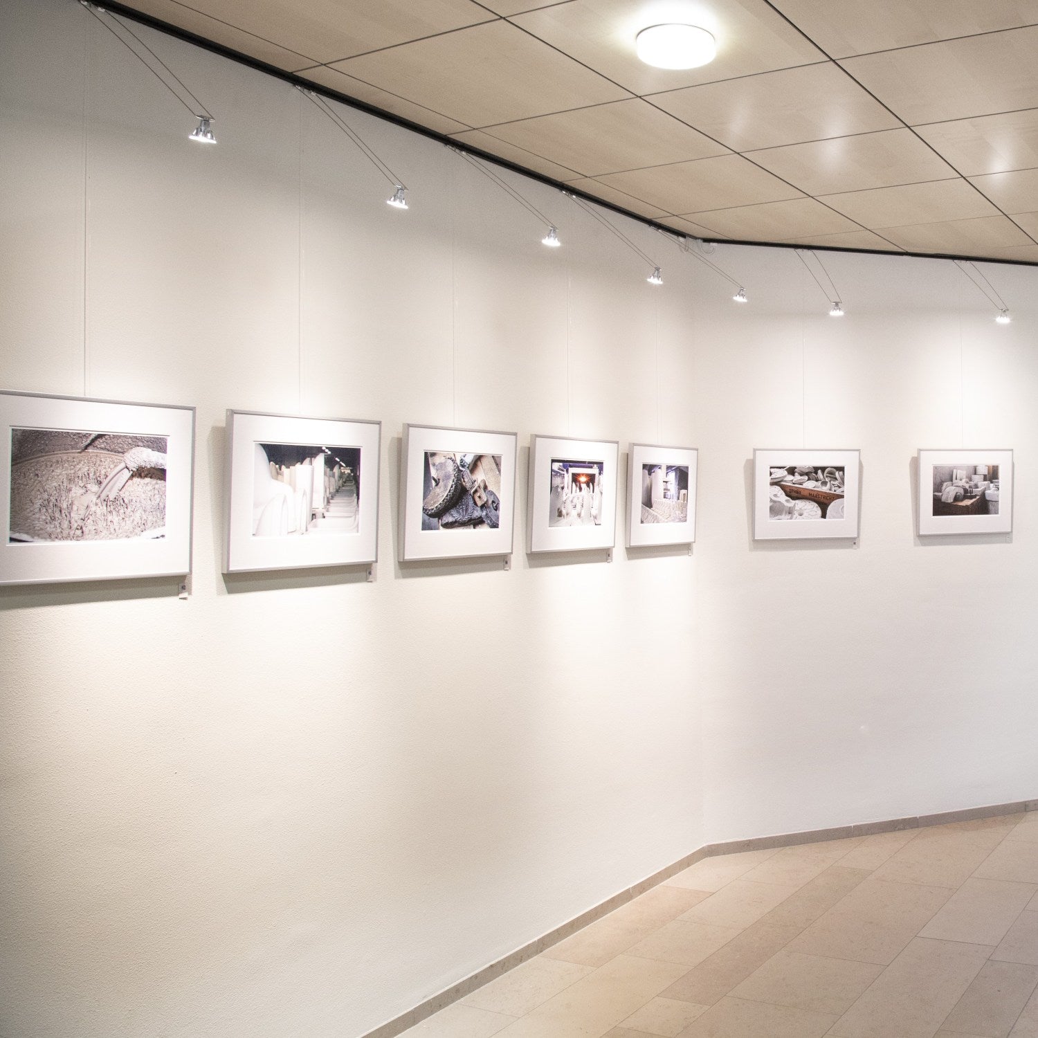 STAS multirail + kit d'installation : montage facile, vis incluses pour cimaise personnalisable.