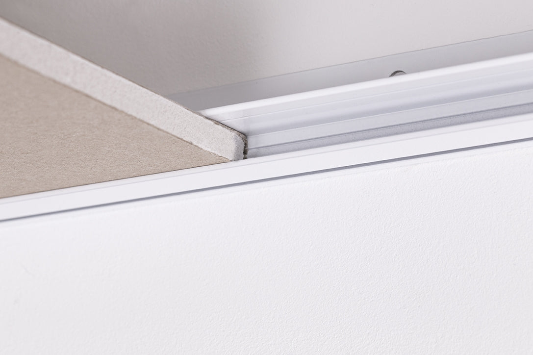 STAS rail pour faux plafond, s'intègre aux pièces neuves, support jusqu'à 25kg par mètre.