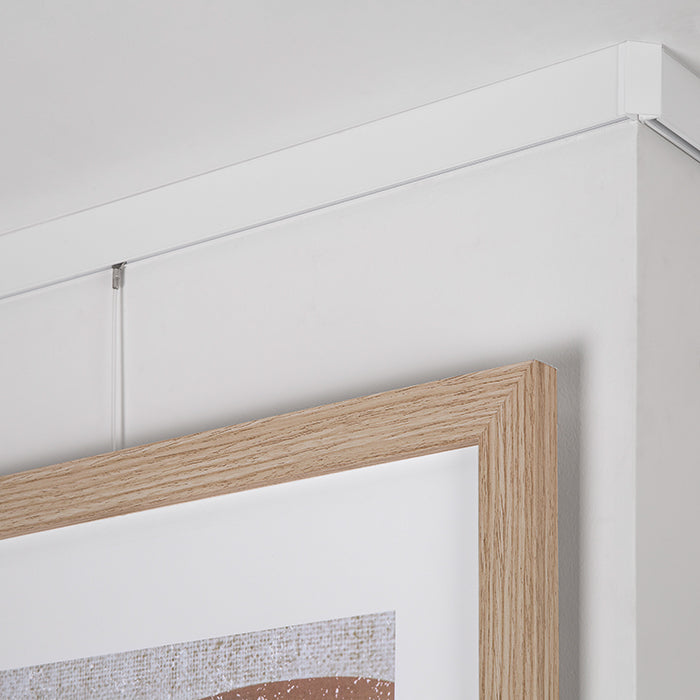 STAS cliprail max: cimaise supportant 25 kg/m, assure une transition mur-plafond discrète.