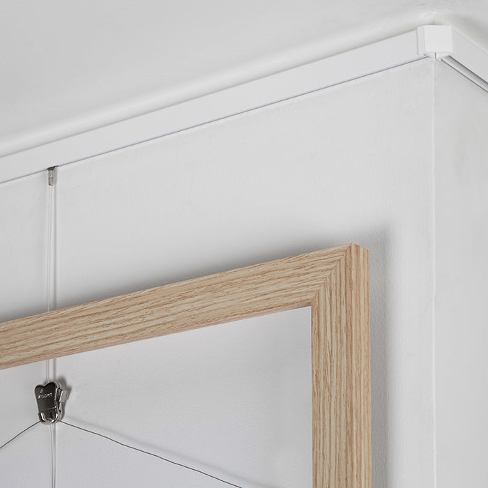 STAS minirail: la cimaise idéale pour suspendre vos tableaux.
