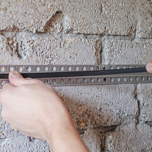STAS plasterrail: rail le plus étroit, intégré dans mur à crépir, design unique.