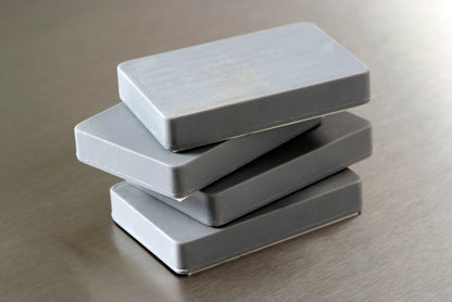 Aimant rectangulaire autocollant: idéal pour accrocher tableaux sur surfaces acier, préservant intégrité du mur.