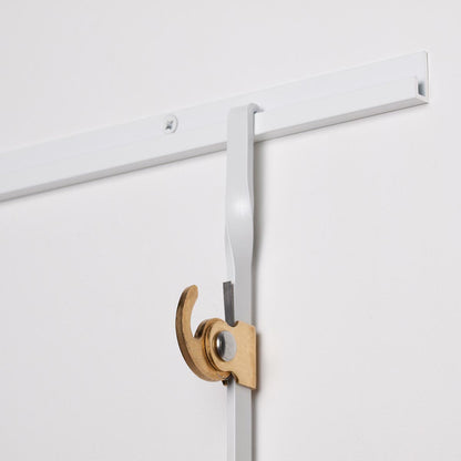Charge jusqu'à 100 kg :  j-rail max bar + crochet blanc, votre solution suspendre fiable.