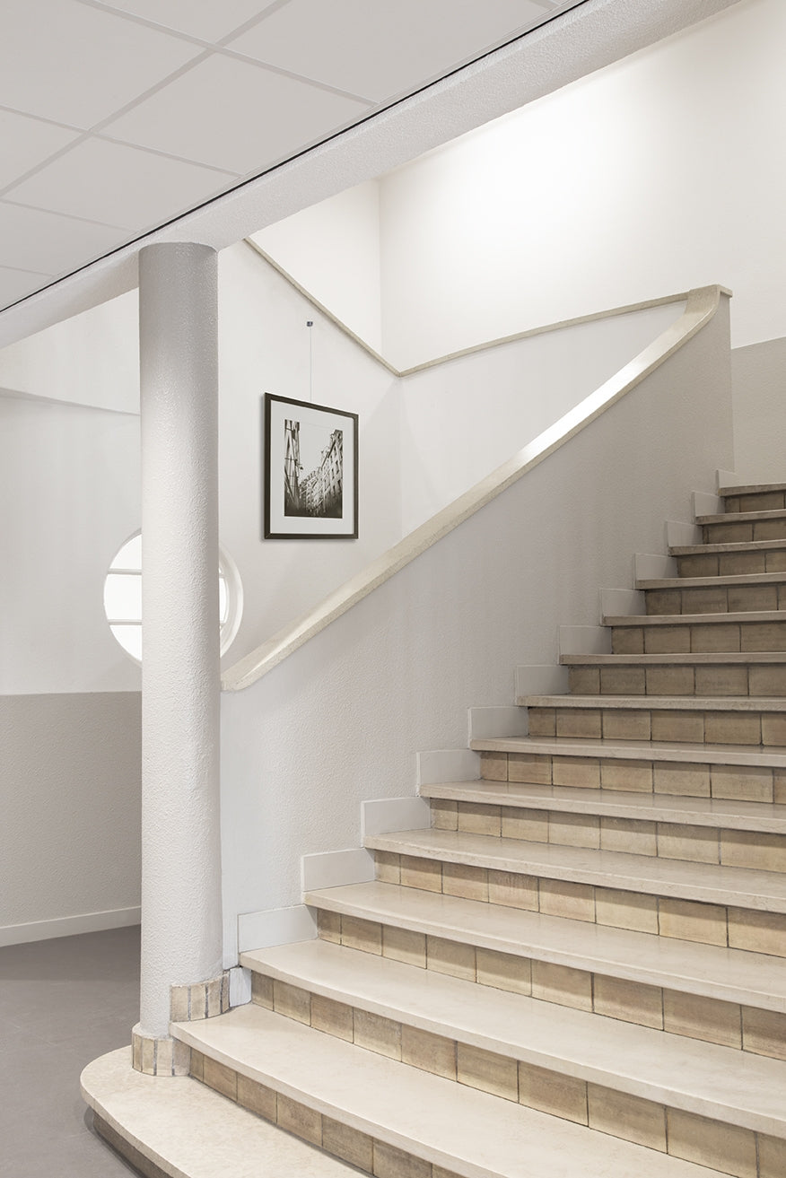 Suspendez œuvres avec STAS qubic, aluminium minimaliste, cordons tailles variables, idéal présentation.