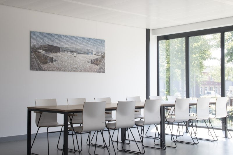 STAS u-rail pratique pour un accrochage sans dommages aux murs.