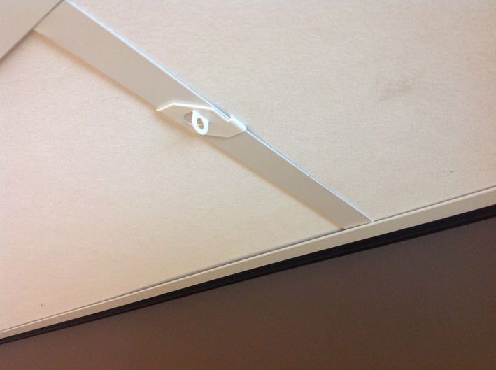 Crochet pour plafond suspendu, idéal pour accrocher facilement vos objets.