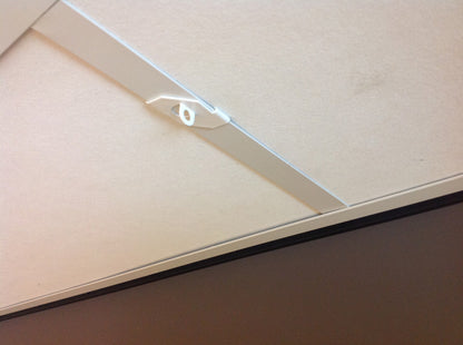 Crochet pour plafond suspendu, idéal pour accrocher facilement vos objets.