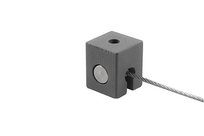 Embellissez vos espaces avec STAS qubic, système compact adapté aux surfaces difficiles à suspendre.